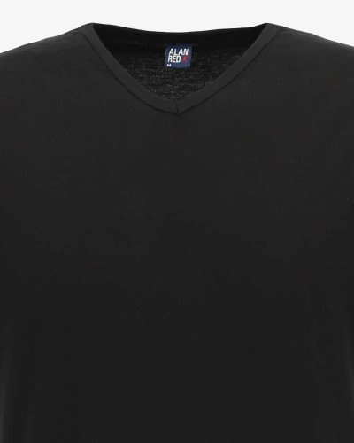 V-neck detail of the black Vermont T-shirt by Alan Red