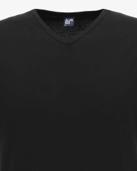 V-neck detail of the black Vermont T-shirt by Alan Red