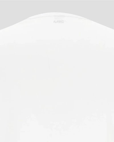 Crew-neck detail of the men's white Derby Lange T-shirt by Alan Red