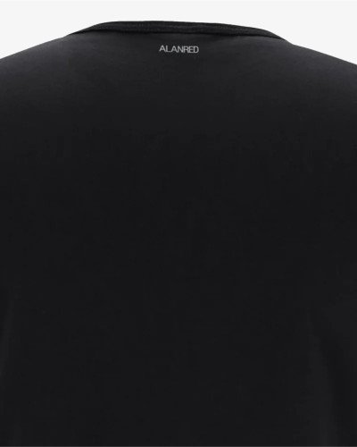 Back logo detail of the men's black Derby Lange T-shirt by Alan Red
