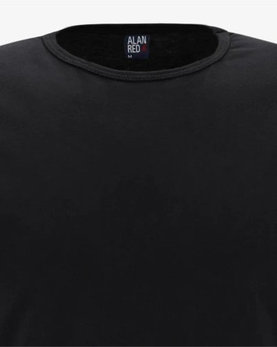 Crew-neck detail of the men's black Derby Lange T-shirt by Alan Red