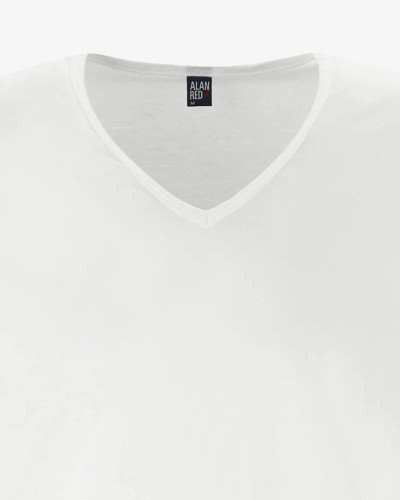V-neck detail of the men's white Dean T-shirt by Alan Red