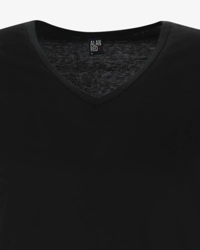 V-neck detail of the men's black Dean T-shirt by Alan Red