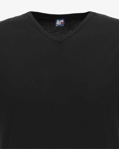 V-neck detail of the Alan Red Vermont Long men's black extra-long T-shirt