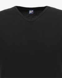 V-neck detail of the Alan Red Vermont Long men's black extra-long T-shirt