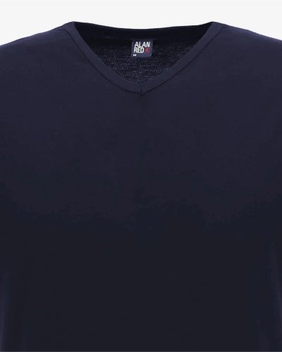 V-neck detail of the Alan Red Vermont Long men's navy extra-long T-shirt