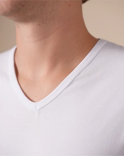 V-neck detail of the Alan Red Oklahoma Long men's white extra-long T-shirt