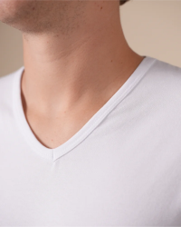 V-neck detail of the Alan Red Oklahoma Long men's white extra-long T-shirt