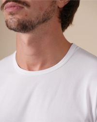 Crew-neck detail of the Alan Red Olbia men's white long-sleeve T-shirt