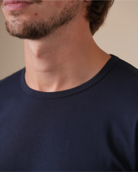 Crew-neck detail of the Alan Red Olbia men's navy long-sleeve T-shirt