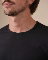 Crew-neck detail of the Alan Red Olbia men's black long-sleeve T-shirt