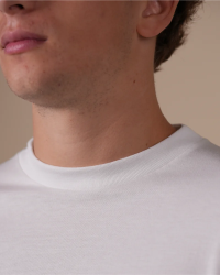 Crew-neck detail of the Alan Red Virginia Sleeve men's white long-sleeve T-shirt