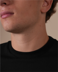 Crew-neck detail of the Alan Red Virginia Sleeve men's black long-sleeve T-shirt