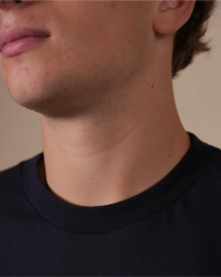 Crew-neck detail of the Alan Red Virginia Sleeve men's navy long-sleeve T-shirt