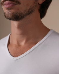 V-neck detail of the Alan Red Baltimora white men's T-shirt