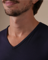 V-neck detail of the Alan Red Baltimora black men's T-shirt