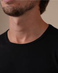Crew-neck detail of the Alan Red Bilbao black men's T-shirt