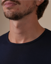 Crew-neck detail of the Alan Red Bilbao navy men's T-shirt