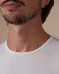 Crew-neck detail of the Alan Red Bilbao white men's T-shirt