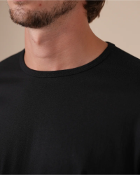 Crew-neck detail of the Alan Red Derby black men's T-shirt
