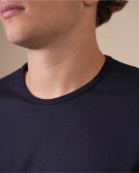Crew-neck detail of the Alan Red Derby navy men's T-shirt