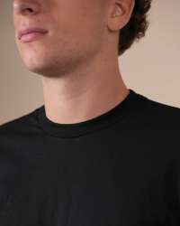 Crew-neck detail of the Alan Red Virginia black men's T-shirt