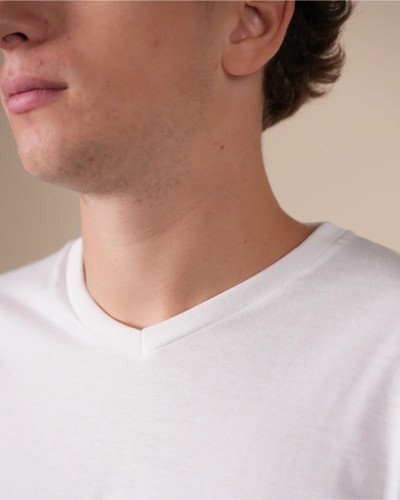 V-neck detail of the Alan Red West Virginia white men's T-shirt