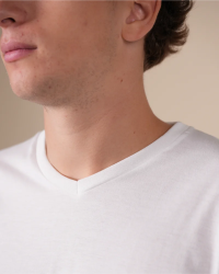 V-neck detail of the Alan Red West Virginia white men's T-shirt