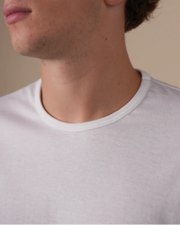 Crew-neck detail of the Alan Red Derby Long white extra-long men's T-shirt
