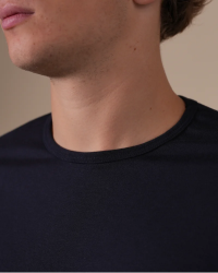 Crew-neck detail of the Alan Red Derby Long navy extra-long men's T-shirt