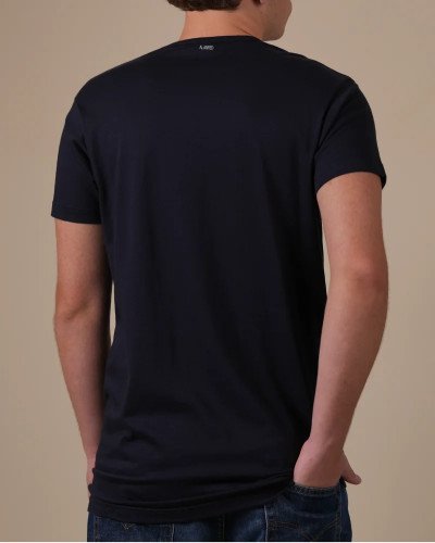 Alan Red Derby Long navy extra-long men's T-shirt worn, back view