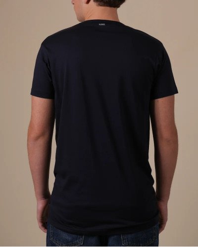 Alan Red Derby Long black extra-long men's T-shirt worn, back view