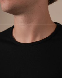 Crew-neck detail of the Alan Red Derby Long black extra-long men's T-shirt