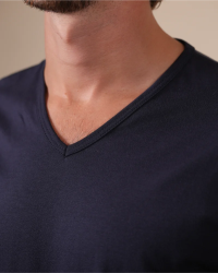 V-neck detail of the Alan Red Vermont navy men's T-shirt