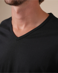 V-neck detail of the Alan Red Vermont black men's T-shirt
