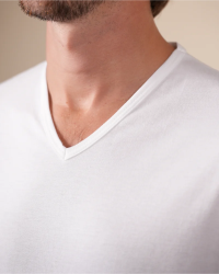 V-neck detail of the Alan Red Vermont white men's T-shirt