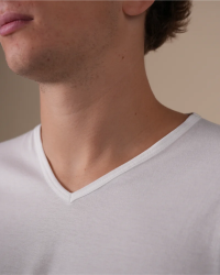 V-neck detail of the Alan Red Vermont Long white extra-long men's T-shirt