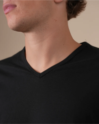 V-neck detail of the Alan Red Vermont Long black extra-long men's T-shirt