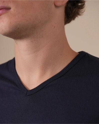 V-neck detail of the Alan Red Vermont Long navy extra-long men's T-shirt