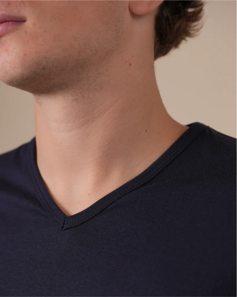 V-neck detail of the Alan Red Vermont Long navy extra-long men's T-shirt