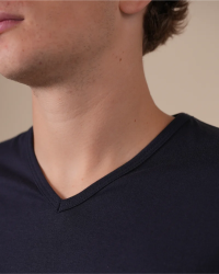 V-neck detail of the Alan Red Vermont Long navy extra-long men's T-shirt