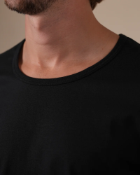 Wide round-neck detail of the Alan Red James black men's T-shirt