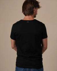 Alan Red James black men's T-shirt worn, back view