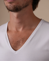 Deep V-neck detail of the Alan Red NOV white men's T-shirt