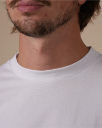 High crew-neck detail of the Alan Red Oakville white men's T-shirt