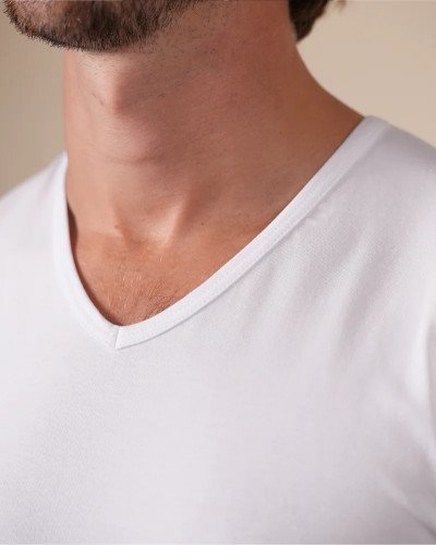 V-neck detail of the Alan Red Oklahoma white men's T-shirt