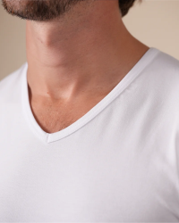 V-neck detail of the Alan Red Oklahoma white men's T-shirt