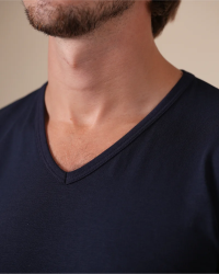 High crew-neck detail of the Alan Red Oakville navy blue men's T-shirt