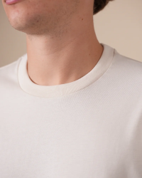 Crew-neck detail of the Alan Red Vanice ecru men's T-shirt