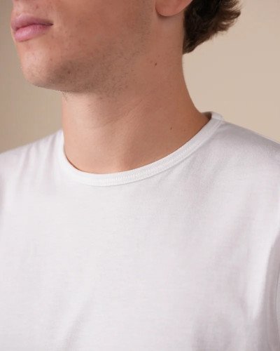 Crew-neck detail of the Alan Red Montana white men's tank top